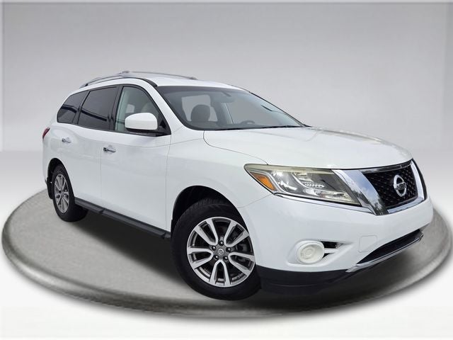 2016 Nissan Pathfinder — side profile view